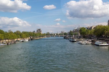 Paris, Fransa, 22 Nisan 2024 Paris 'in merkezindeki Seine Nehri manzarası
