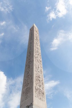 Paris, Fransa, 22 Nisan 2024: - Luxor Obelisk manzarası, Place De La Concorde 'da