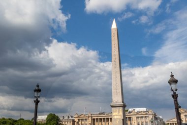 Paris, Fransa, 22 Nisan 2024: - Luxor Obelisk manzarası, Place De La Concorde 'da