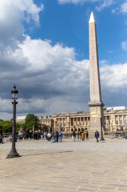 Paris, Fransa, 22 Nisan 2024: - Luxor Obelisk manzarası, Place De La Concorde 'da