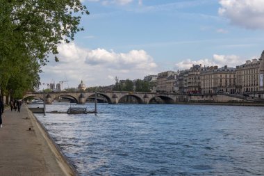 Paris, Fransa, 22 Nisan 2024 Paris 'in merkezindeki Seine Nehri manzarası
