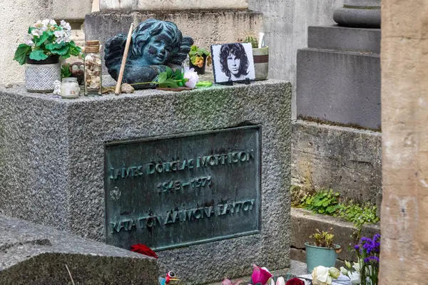 Paris, Fransa, 22 Nisan 2024, Pere Lachaise Mezarlığı 'ndaki The Doors' un solisti Jim Morrison 'ın Mezarı' nın manzarası.