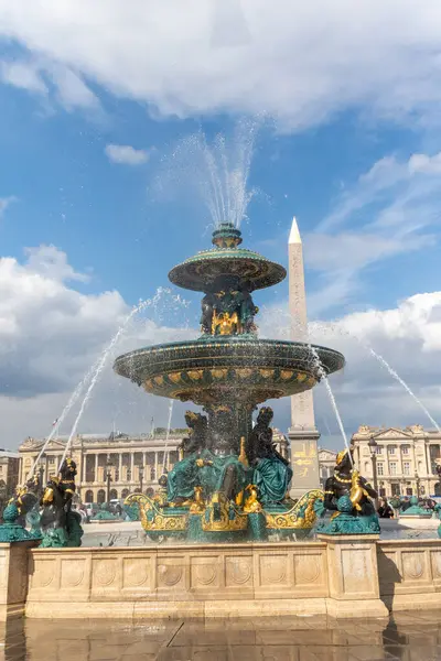 Paris, Fransa, 22 Nisan 2024 - De la Concorde Meydanı 'nda bir çeşme manzarası