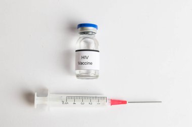 Üzerinde şırıngayla HIV aşısı yazan bir ilaç şişesi.