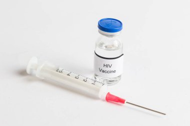 Üzerinde şırıngayla HIV aşısı yazan bir ilaç şişesi.