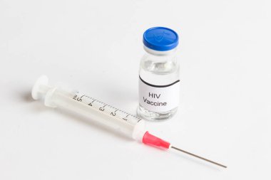 Üzerinde şırıngayla HIV aşısı yazan bir ilaç şişesi.