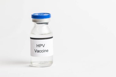 Üzerinde şırınga ile HPV aşısı yazan bir ilaç şişesi.