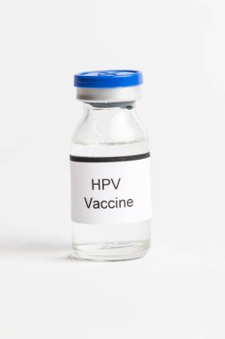 Üzerinde şırınga ile HPV aşısı yazan bir ilaç şişesi.