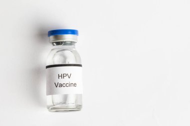 Üzerinde şırınga ile HPV aşısı yazan bir ilaç şişesi.