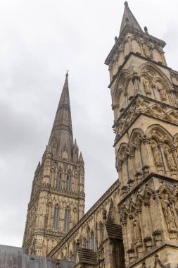 Salisbury, Birleşik Krallık, 25 Ağustos 2024 İngiltere 'deki en yüksek kilise kulesini gösteren Salisbury Katedrali manzarası.