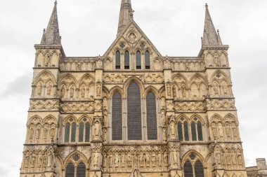 Salisbury, Birleşik Krallık, 25 Ağustos 2024 - İngiltere 'deki en yüksek kilise kulesine sahip Salisbury Katedrali' nin ana girişinin görüntüsü.