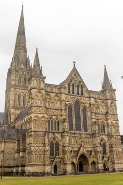 Salisbury, Birleşik Krallık, 25 Ağustos 2024 İngiltere 'deki en yüksek kilise kulesine sahip Salisbury Katedrali manzarası.