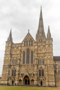 Salisbury, Birleşik Krallık, 25 Ağustos 2024 - İngiltere 'deki en yüksek kilise kulesine sahip Salisbury Katedrali' nin ana girişinin görüntüsü.