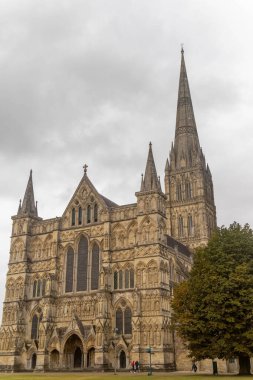 Salisbury, Birleşik Krallık, 25 Ağustos 2024 - İngiltere 'deki en yüksek kilise kulesine sahip Salisbury Katedrali' nin ana girişinin görüntüsü.