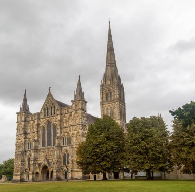 Salisbury, Birleşik Krallık, 25 Ağustos 2024 - İngiltere 'deki en yüksek kilise kulesine sahip Salisbury Katedrali' nin ana girişinin görüntüsü.
