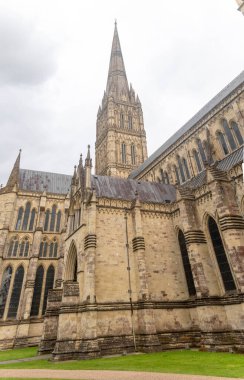 Salisbury, Birleşik Krallık, 25 Ağustos 2024 Salisbury Katedrali 'nin manzarası, İngiltere' nin en yüksek kilise kulesi..