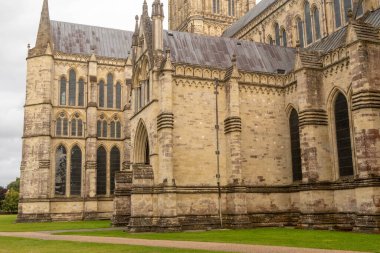 Salisbury, Birleşik Krallık, 25 Ağustos 2024 İngiltere 'deki en yüksek kilise kulesine sahip Salisbury Katedrali manzarası.