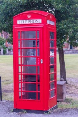 Salisbury, Birleşik Krallık, 25 Ağustos 2024, Salisbury Katedrali yakınlarındaki ünlü İngiliz Kırmızı Telefon Kutusu manzarası.