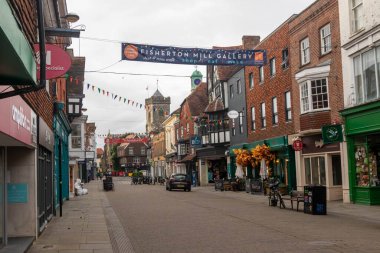 Salisbury, Birleşik Krallık, 25 Ağustos 2024: - Şehir merkezindeki Salisbury High Street manzarası