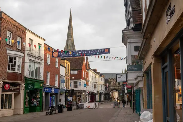 Salisbury, Birleşik Krallık, 25 Ağustos 2024: - Şehir merkezindeki Salisbury High Street manzarası