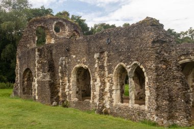 Waverley Abbey harabeleri, Farnham, Surrey UK yakınlarında. Bu İngiltere 'deki ilk manastır kilisesiydi.