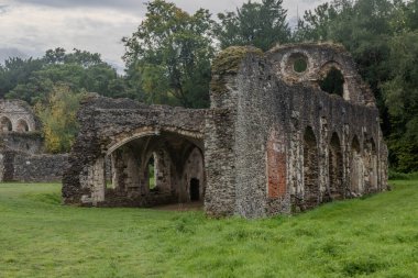 Waverley Abbey harabeleri, Farnham, Surrey UK yakınlarında. Bu İngiltere 'deki ilk manastır kilisesiydi.