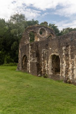 Waverley Abbey harabeleri, Farnham, Surrey UK yakınlarında. Bu İngiltere 'deki ilk manastır kilisesiydi.