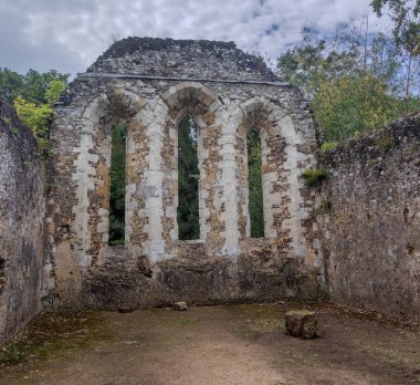 Surrey UK, Farnham yakınlarındaki The Ruins of Waverley Abbey 'deki uzun kemerli pencereler. Bu İngiltere 'deki ilk manastır kilisesiydi.