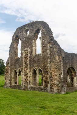Waverley Abbey harabeleri, Farnham, Surrey UK yakınlarında. Bu İngiltere 'deki ilk manastır kilisesiydi.