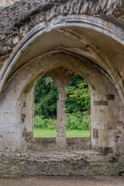 Surrey UK, Farnham yakınlarındaki Waverley Abbey harabelerinde kemerli bir pencere. Bu İngiltere 'deki ilk manastır kilisesiydi.
