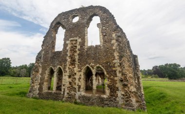 Waverley Abbey harabeleri, Farnham, Surrey UK yakınlarında. Bu İngiltere 'deki ilk manastır kilisesiydi.