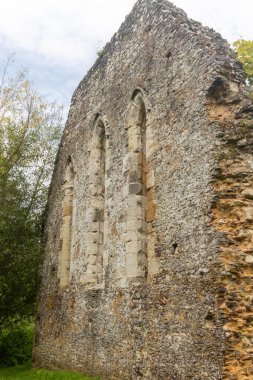 Waverley Abbey harabeleri, Farnham, Surrey UK yakınlarında. Bu İngiltere 'deki ilk manastır kilisesiydi.