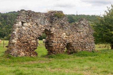 Waverley Abbey harabeleri, Farnham, Surrey UK yakınlarında. Bu İngiltere 'deki ilk manastır kilisesiydi.