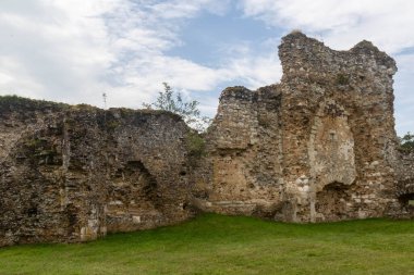 Waverley Abbey harabeleri, Farnham, Surrey UK yakınlarında. Bu İngiltere 'deki ilk manastır kilisesiydi.