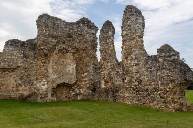Waverley Abbey harabeleri, Farnham, Surrey UK yakınlarında. Bu İngiltere 'deki ilk manastır kilisesiydi.