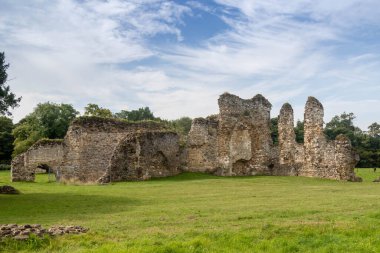 Waverley Abbey harabeleri, Farnham, Surrey UK yakınlarında. Bu İngiltere 'deki ilk manastır kilisesiydi.