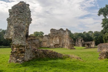 Waverley Abbey harabeleri, Farnham, Surrey UK yakınlarında. Bu İngiltere 'deki ilk manastır kilisesiydi.