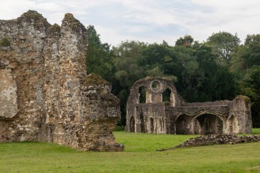 Waverley Abbey harabeleri, Farnham, Surrey UK yakınlarında. Bu İngiltere 'deki ilk manastır kilisesiydi.