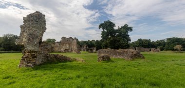 Waverley Abbey harabeleri, Farnham, Surrey UK yakınlarında. Bu İngiltere 'deki ilk manastır kilisesiydi.