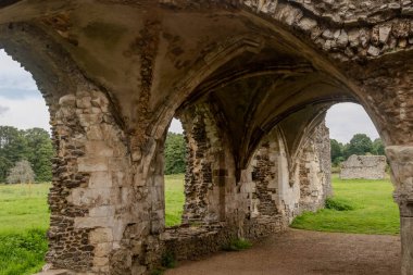 Surrey UK, Farnham yakınlarındaki Waverley Abbey Harabeleri 'nin çatısı. Bu İngiltere 'deki ilk manastır kilisesiydi.