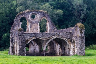 Waverley Abbey harabeleri, Farnham, Surrey UK yakınlarında. Bu İngiltere 'deki ilk manastır kilisesiydi.