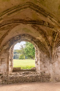 Surrey UK, Farnham yakınlarındaki Waverley Abbey harabelerinde bir tavan. Bu İngiltere 'deki ilk manastır kilisesiydi.