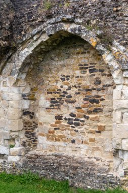 Surrey UK, Farnham yakınlarındaki Waverley Abbey harabelerinde bir şömine. Bu İngiltere 'deki ilk manastır kilisesiydi.