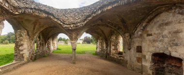 Surrey UK, Farnham yakınlarındaki Waverley Abbey harabelerinde bir tavan. Bu İngiltere 'deki ilk manastır kilisesiydi.