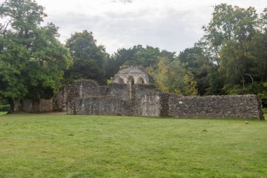 Waverley Abbey harabeleri, Farnham, Surrey UK yakınlarında. Bu İngiltere 'deki ilk manastır kilisesiydi.