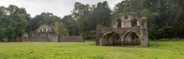 Waverley Abbey harabeleri, Farnham, Surrey UK yakınlarında. Bu İngiltere 'deki ilk manastır kilisesiydi.