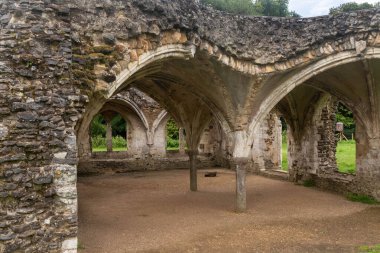 Surrey UK, Farnham yakınlarındaki Waverley Abbey Harabeleri 'nin bazı kısımlarında bir kubbe. Bu İngiltere 'deki ilk manastır kilisesiydi.