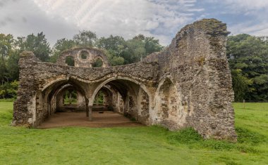 Waverley Abbey harabeleri, Farnham, Surrey UK yakınlarında. Bu İngiltere 'deki ilk manastır kilisesiydi.