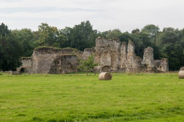 Waverley Abbey harabeleri, Farnham, Surrey UK yakınlarında. Bu İngiltere 'deki ilk manastır kilisesiydi.