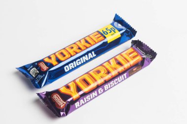 Londra, Birleşik Krallık, 24 Eylül 2024: - Yorkie Original ve Yorkie Raisin & Biscuit 'in beyaz arkaplan manzarası